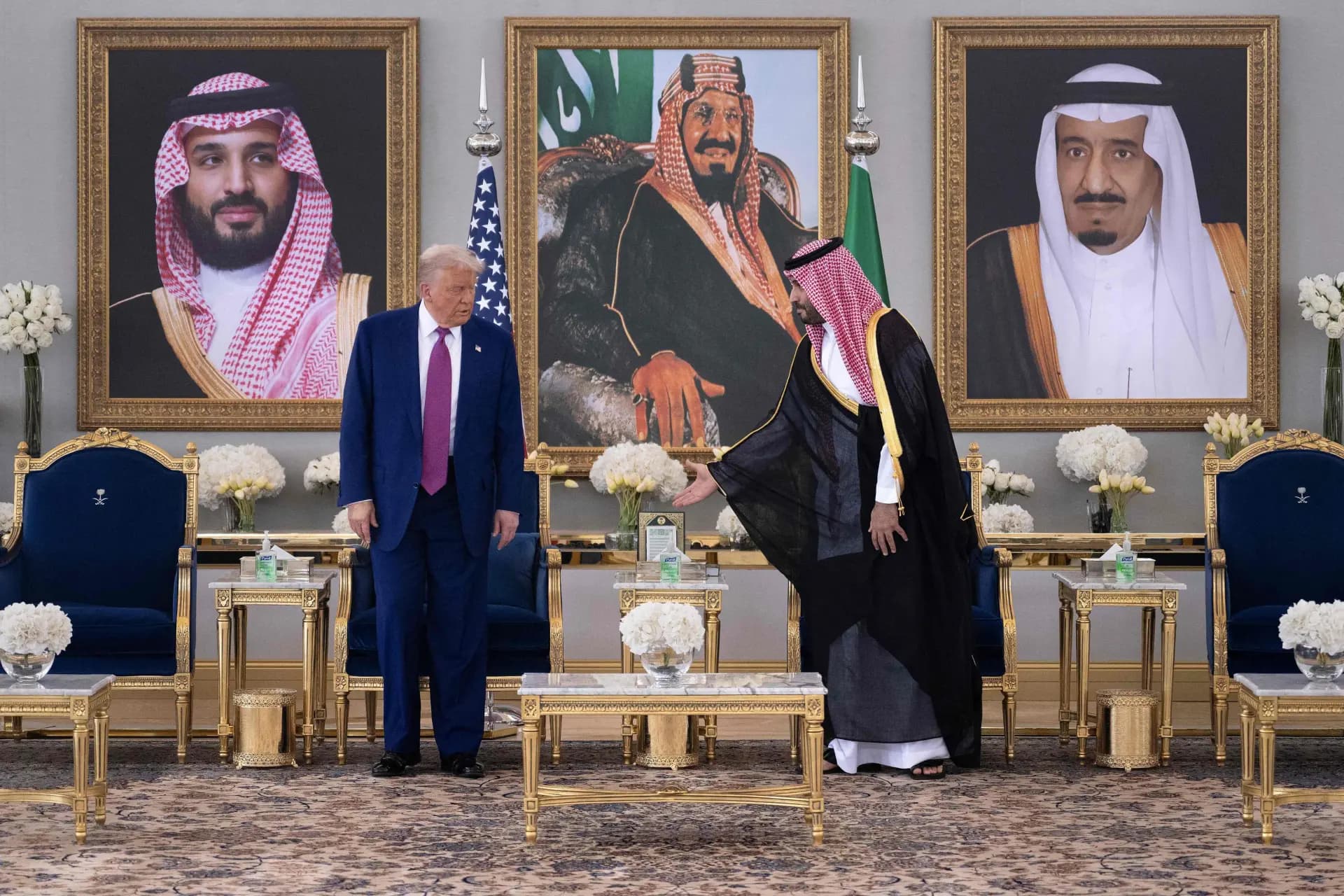 بالصور: بن سلمان يستقبل ترامب