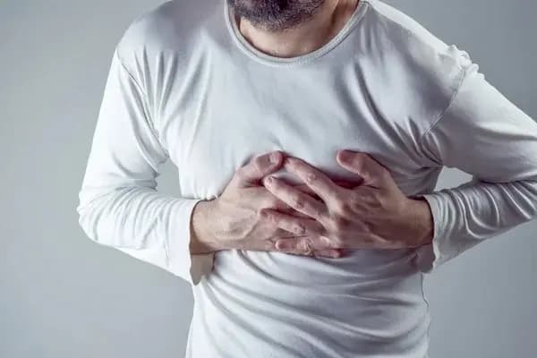 جلطة القلب.. تعرّف على الأعراض وخطوات الإسعاف الأولى!
