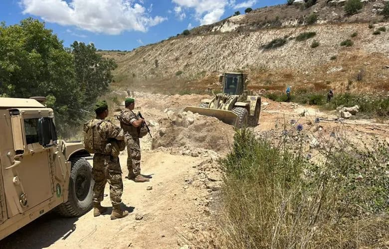 بالصور.. إزالة سواتر ترابية والعثور على جهاز تنصت جنوبًا