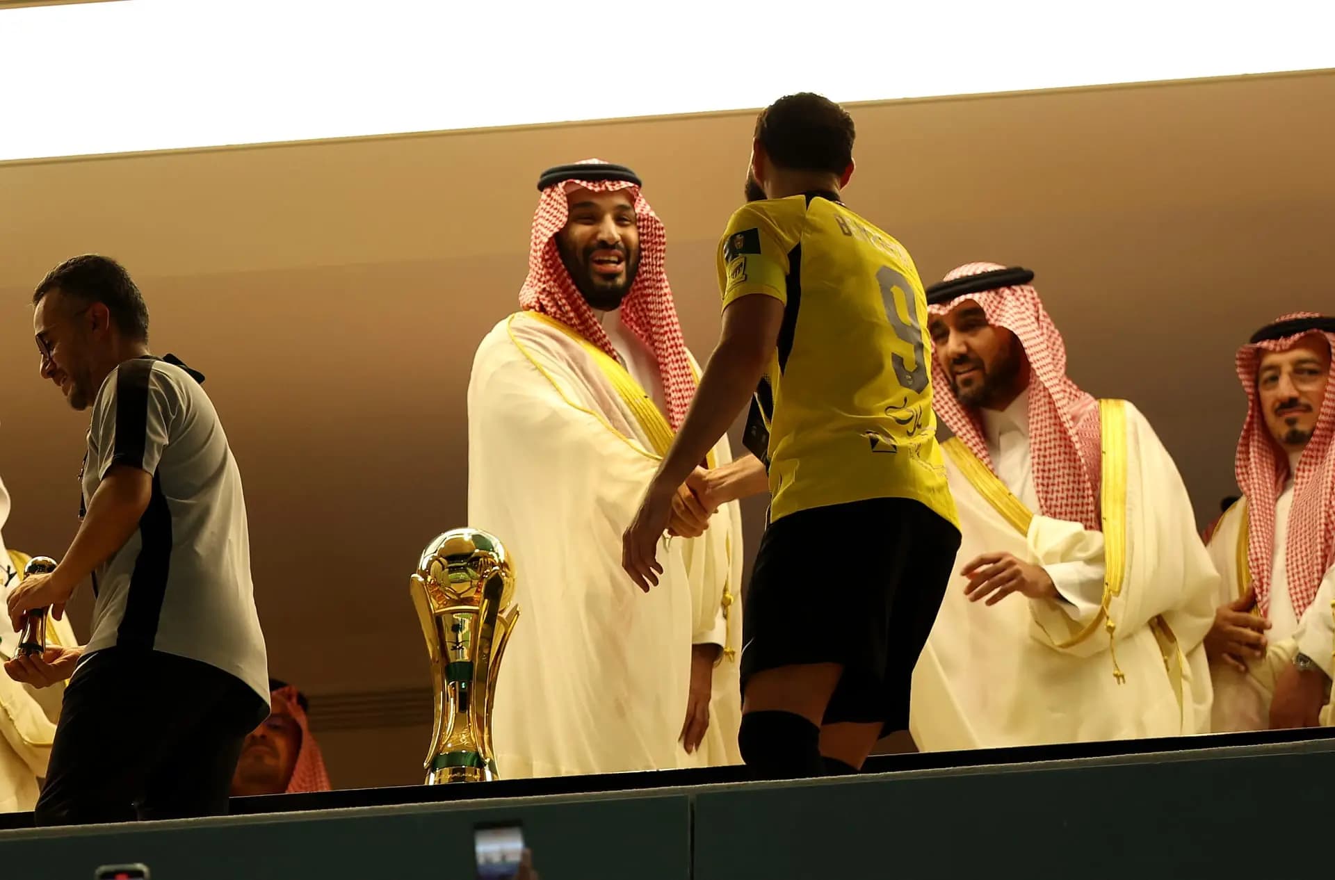 لقطة "بنزيما- بن سلمان" تثير التفاعل