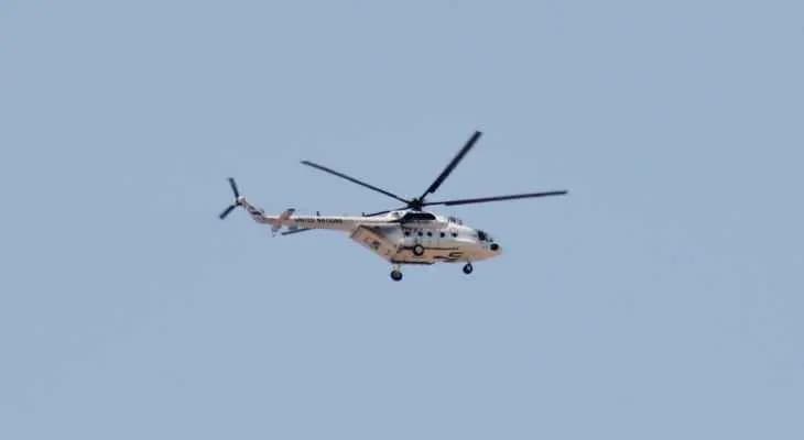 مروحية تابعة اليونيفيل تحلق فوق الخط الأزرق إنطلاقًا من مقر قيادتها في الناقورة
