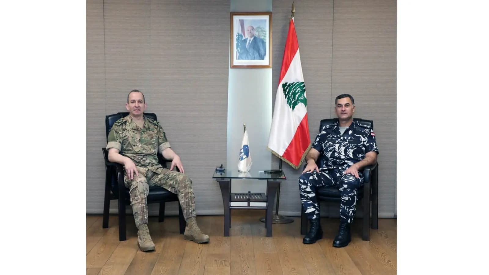 اللواء عبدالله يستقبل قائد الجيش.. هذا ما جرى عرضه