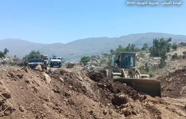 بالصور.. الجيش يزيل سواتر ترابية أقامها العدو الإسرائيلي جنوبًا
