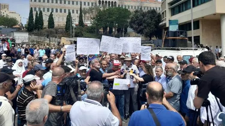 وقفة لحراك المؤهلين المتقاعدين في محيط السراي.. ورسالة لعون وسلام