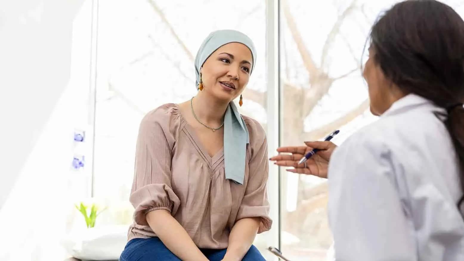 لماذا تزداد إصابات السرطان بين النساء تحت سن الخمسين؟