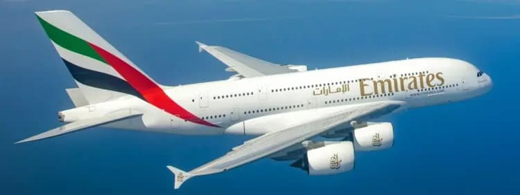 طيران الإمارات عائد
