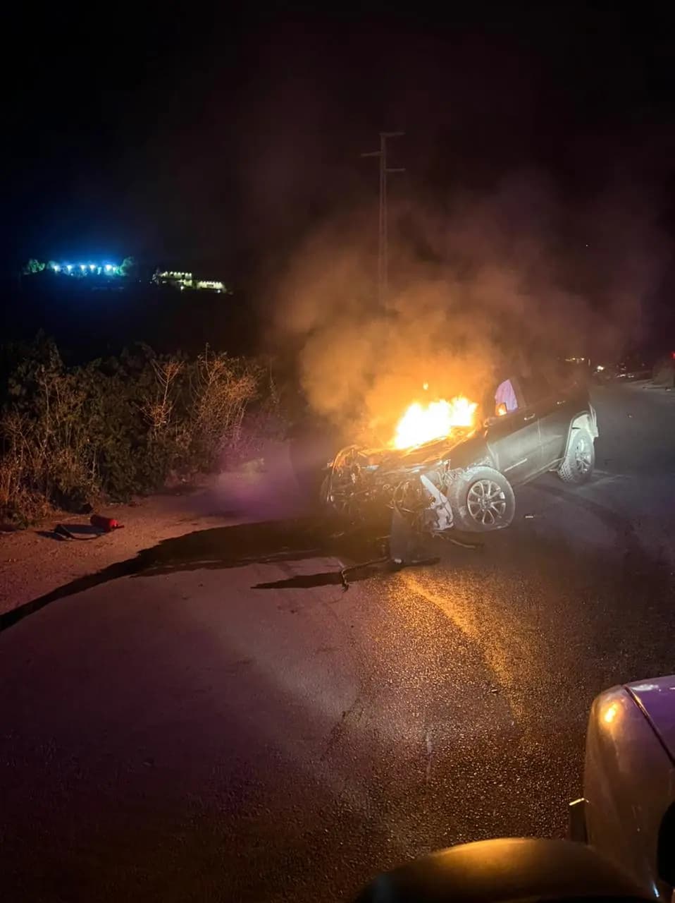 قتيل وجريح في حادث سير على طريق الفرزل .. والسيّارة تشتعل