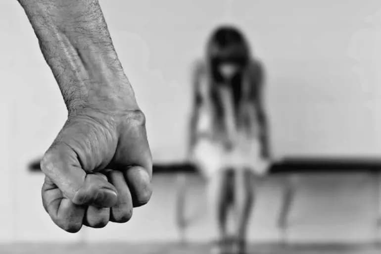 خنقها وضربها بآلة حادة ثم لاذ بالفرار!