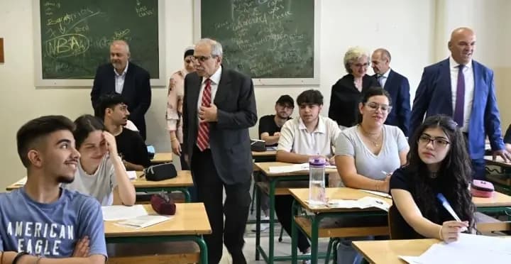 "التلاميذ أملنا".. سلام يتفقد مراكز الامتحانات في بيروت