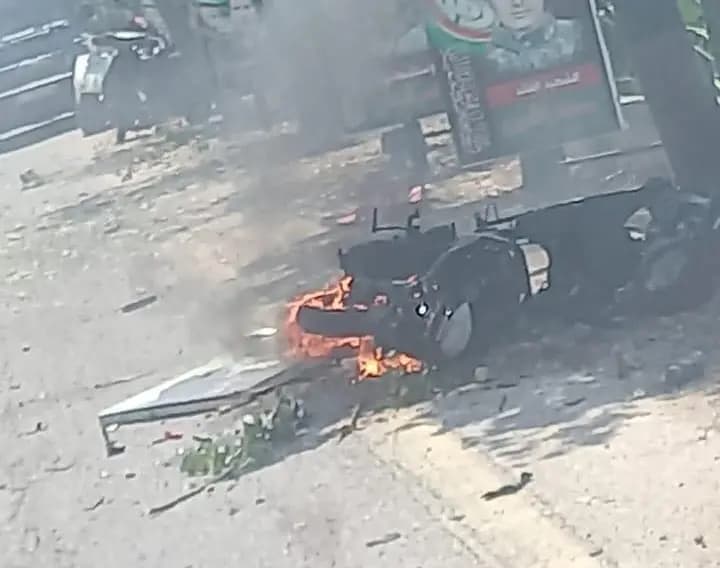 في المنصوري.. العدو يستهدف دراجة نارية
