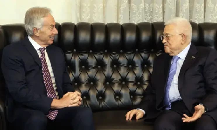 عباس يطالب بتسليم السلاح للسلطة