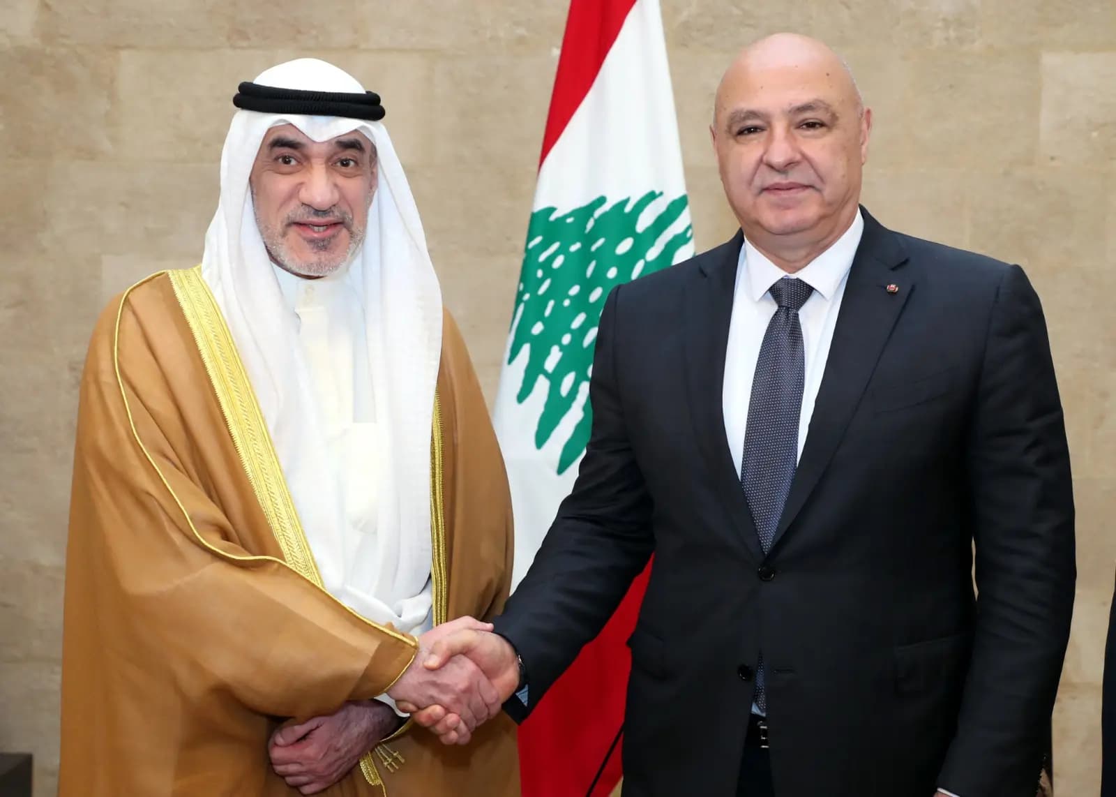 الكويت تجدد وقوفها مع لبنان