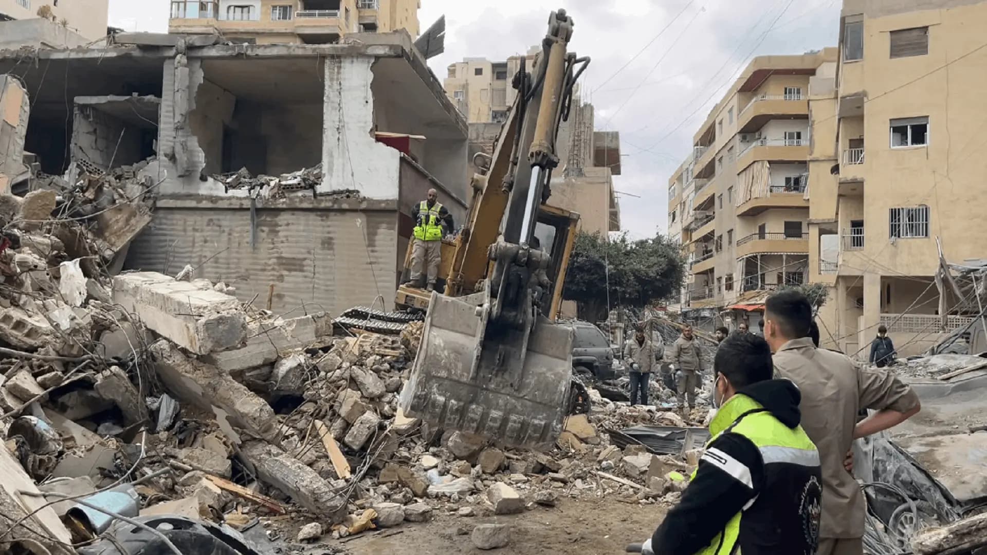 من تحت الركام.. بلدية صور ومجلس الجنوب في الميدان