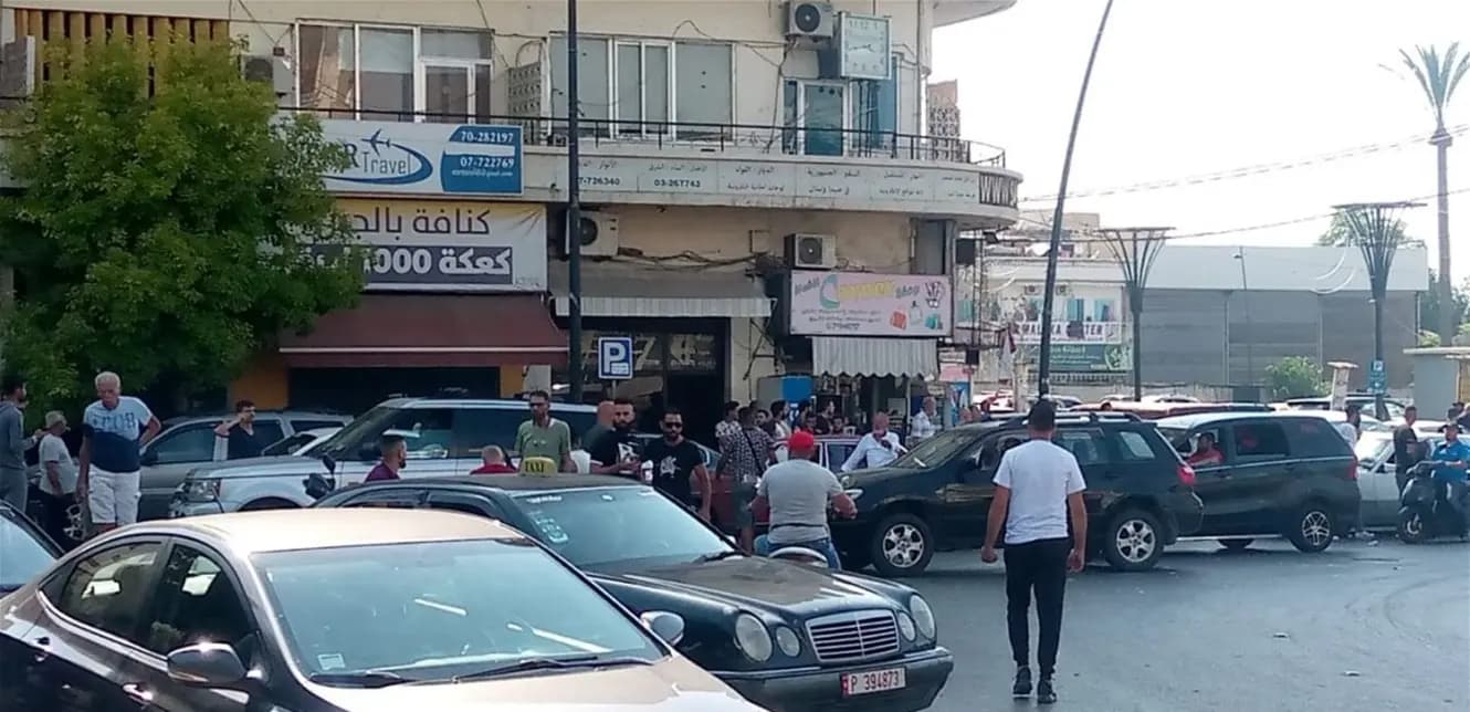 دولارات تنتشر على طرقات لبنان.. معلوماتٌ تكشف ما يجري