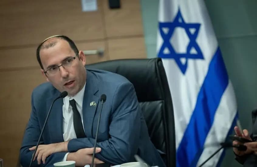 بسبب مواقفه.. مُنعَ نائب إسرائيلي من دخول هذا البلد!