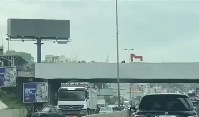 تحت الشاحنة.. "نامت وما قامت" !
