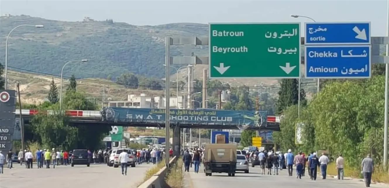 حادث سير مروع في شكا.. انزلاق دراجة نارية تحت شاحنة!