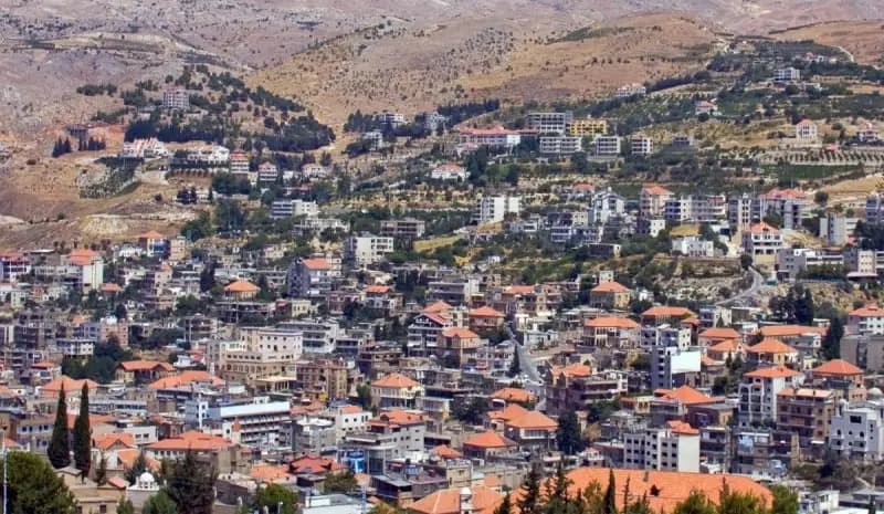 تحقيق عسكري بلافتات تخوّن نواف سلام في البقاع