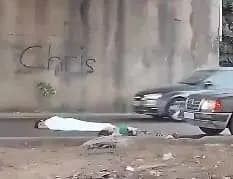 "مرسيدس" تصدم فتاتين على هذا الاوتوستراد!
