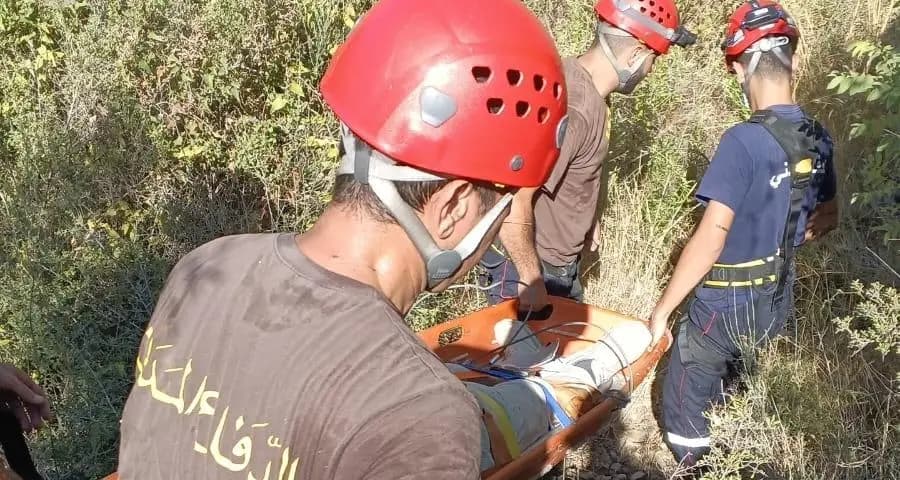إنقاذ راعٍ سقط في وادٍ جبلي بجبيل