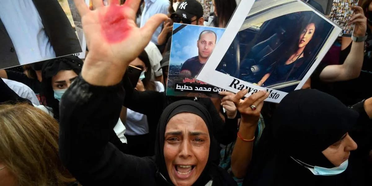 وقفة احتجاجية لأهالي ضحايا مرفأ بيروت أمام منزل وزير العدل .. على ماذا يعترضون؟