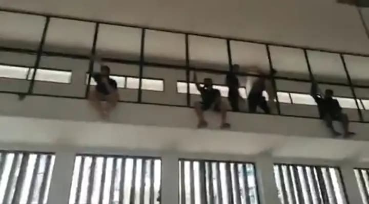الموقوفون في سجن رومية ينتفضون ويعلّقون مشانقهم