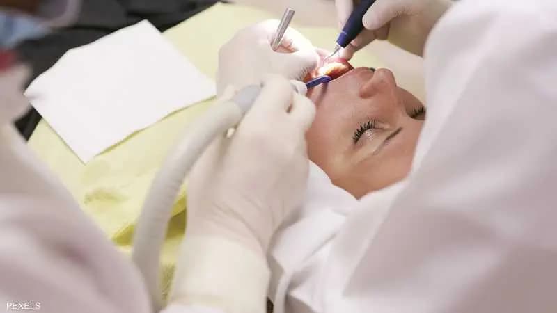 سبعُ عاداتٍ يُمكن أن تدمّر أسنانك فتجنبْها...