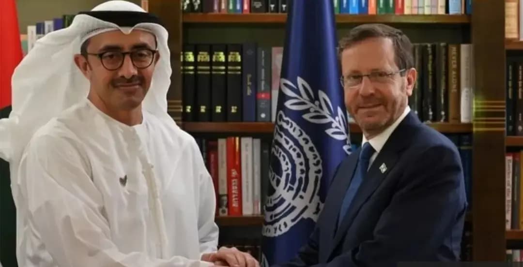زيارةُ وزير الخارجية الإماراتيّ إلى إسرائيلَ تثير جدلًا واسعًا