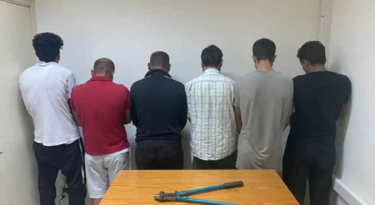 بـ "الشيفروليه" .. يسرقون كابلات الكهرباء!