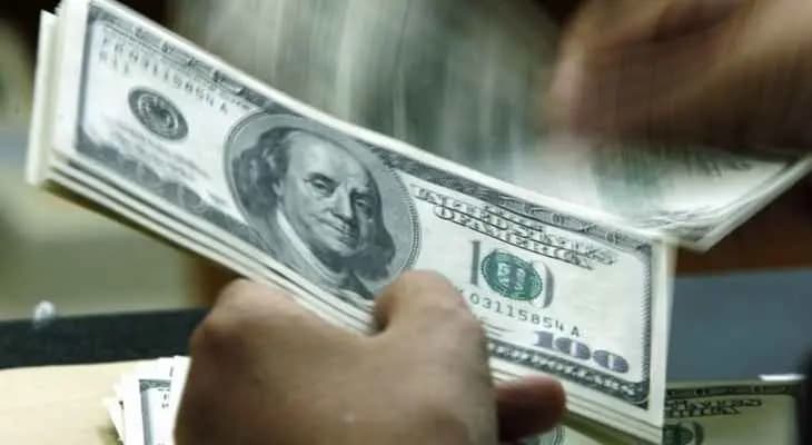 الدولار يتراجع عن أعلى مستوى له منذُ 20 عامًا