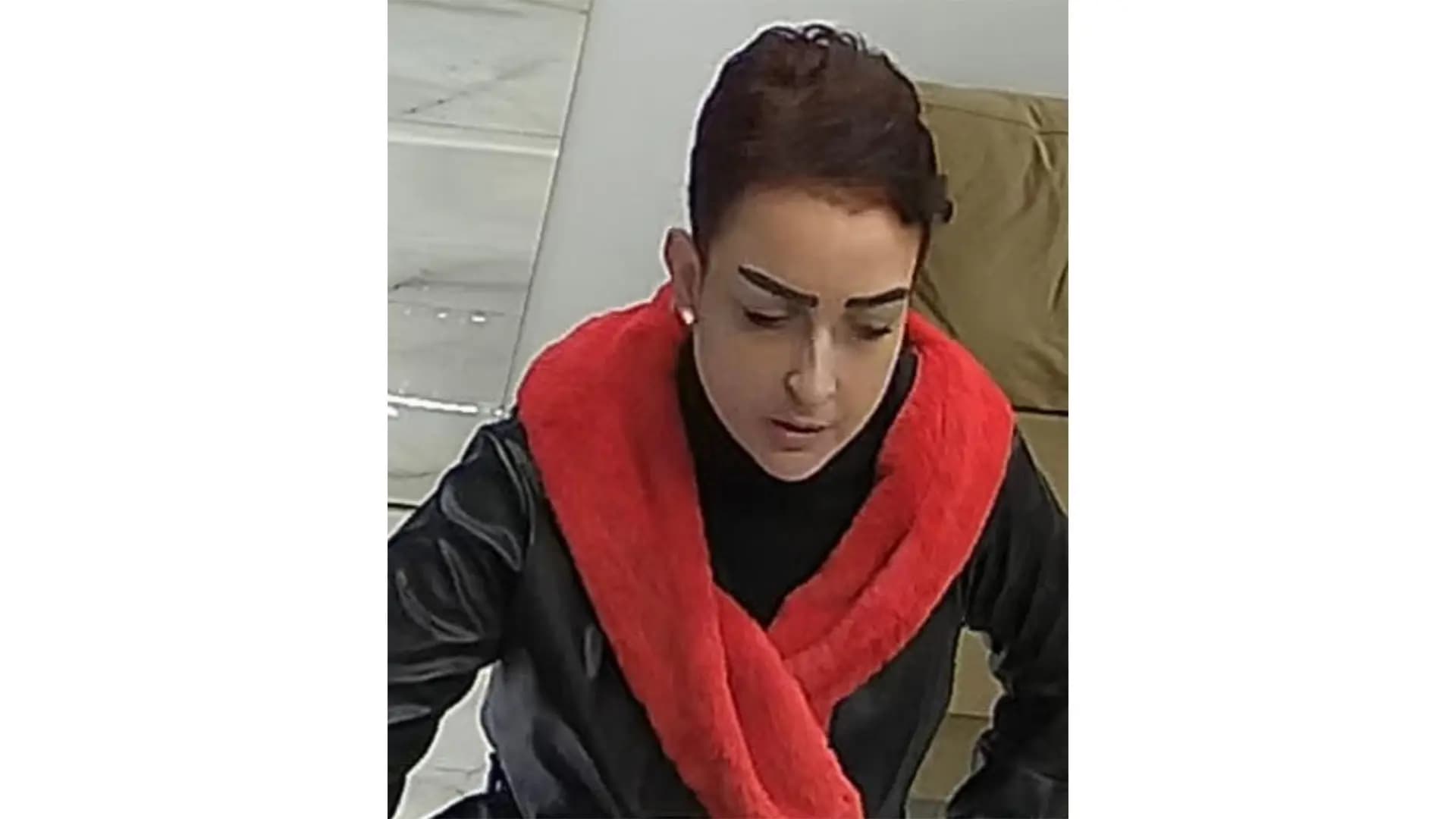 سرقت قطعة ذهب من داخل محل للمجوهرات.. هل تعرفونها؟