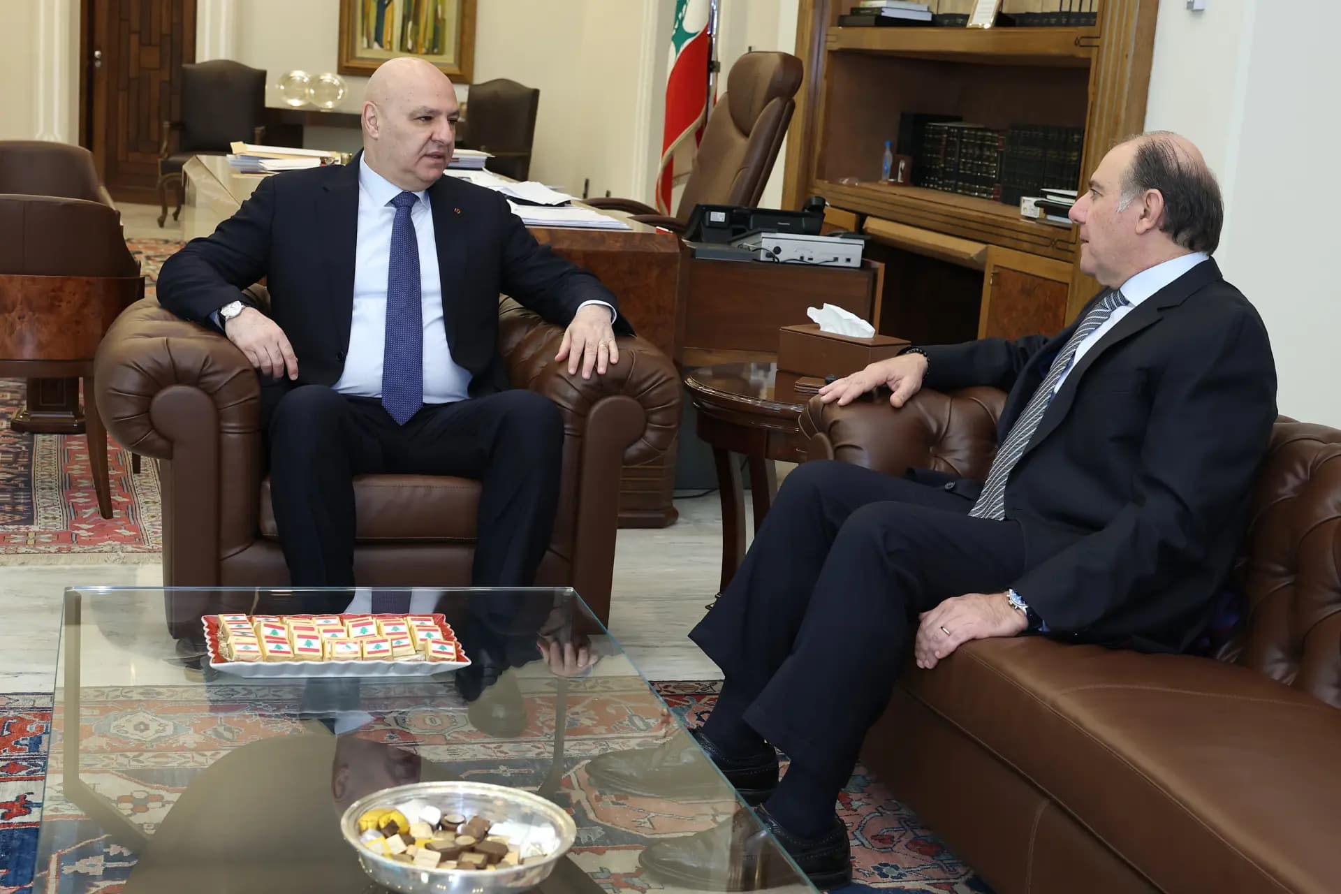 عون يتابع مع حاكم مصرف لبنان ملفات قضائية مع فرنسا