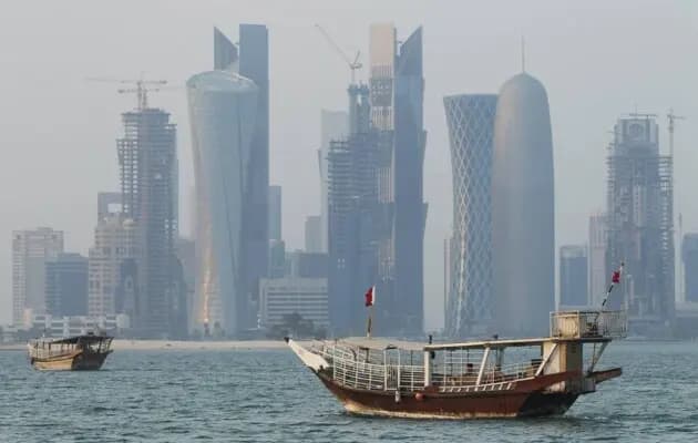 قطر تعلق الملاحة البحرية.. وتندد بالاستهداف