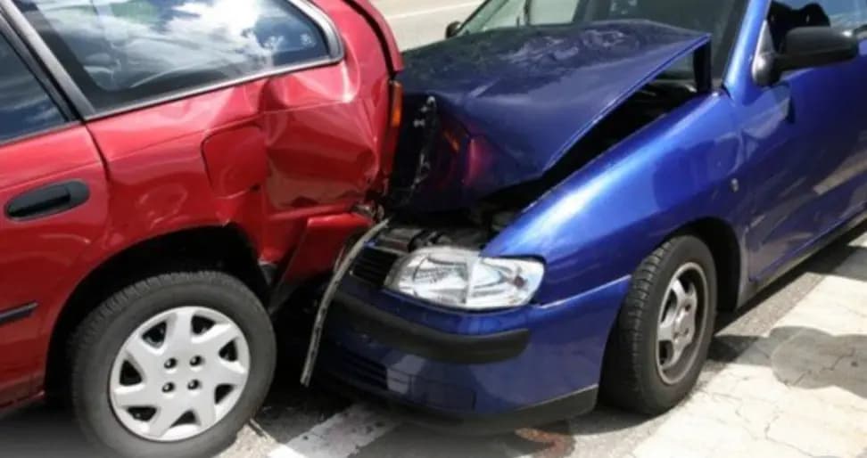 التحكم المروري: قتيلان نتيجة تصادم بين مركبتين واصطدام إحداها بعمود إنارة على طريق عام تليل القبيات