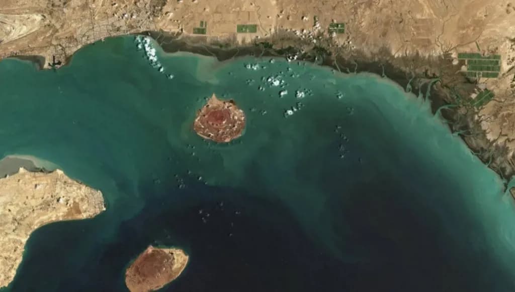 إيران تغلق مضيق هرمز