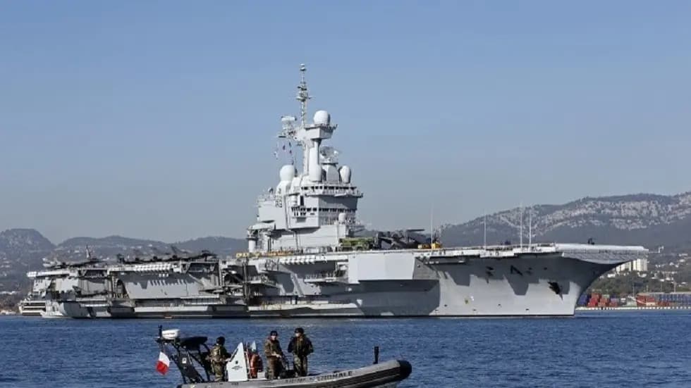 "ديغول" نحو الشرق الأوسط