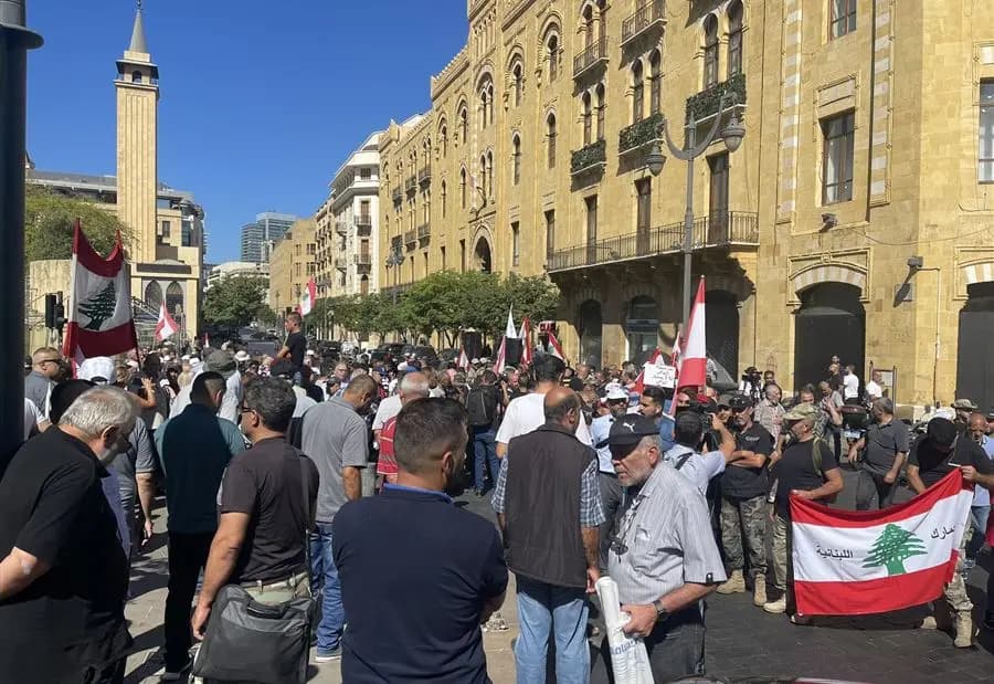 توتر وتدافع في محيط مجلس النواب... العسكريون في مواجهة!