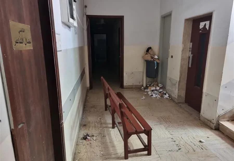 مشاهد "مقززة" لأحد قصور العدل الغارق بالنفايات!