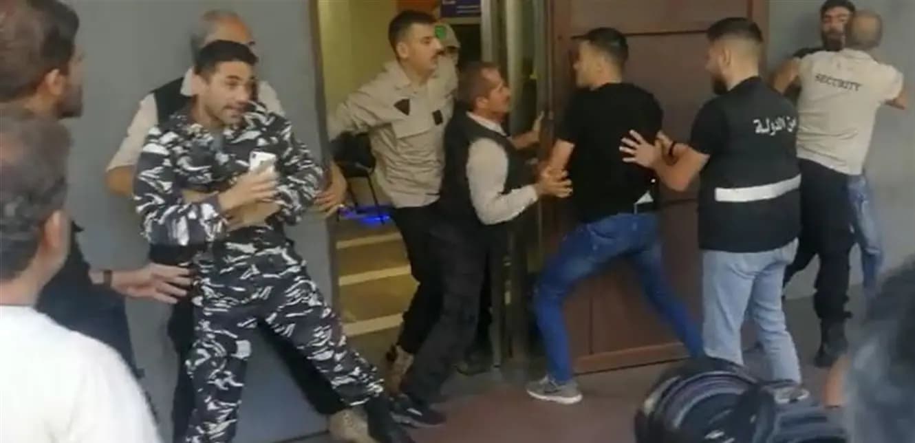 إشكال امام مصرف لبنان والمهجر في صيدا!
