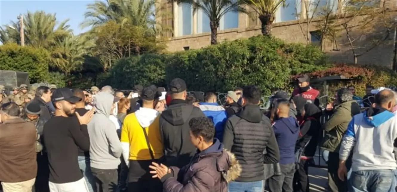 تجمع عدد من المحتجين امام منزل الرئيس ميقاتي... ماذا يجري في طرابلس