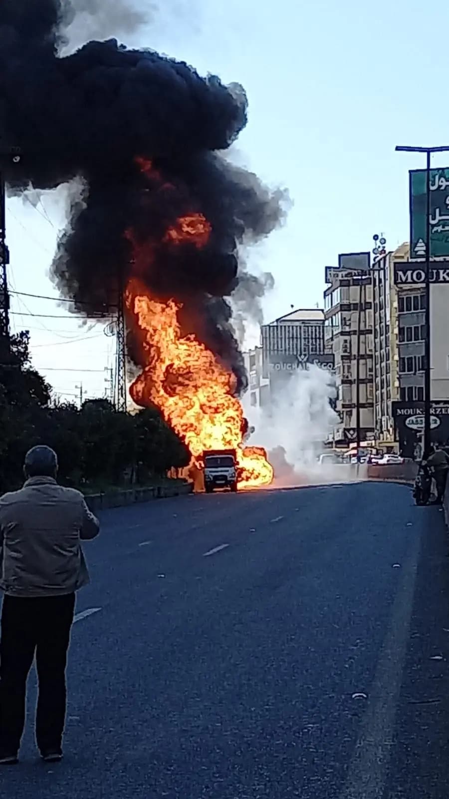 بالصور دوي انفجار في منطقة الزوق وألسنة النيران وسط الطريق... اليكم ما حصل!