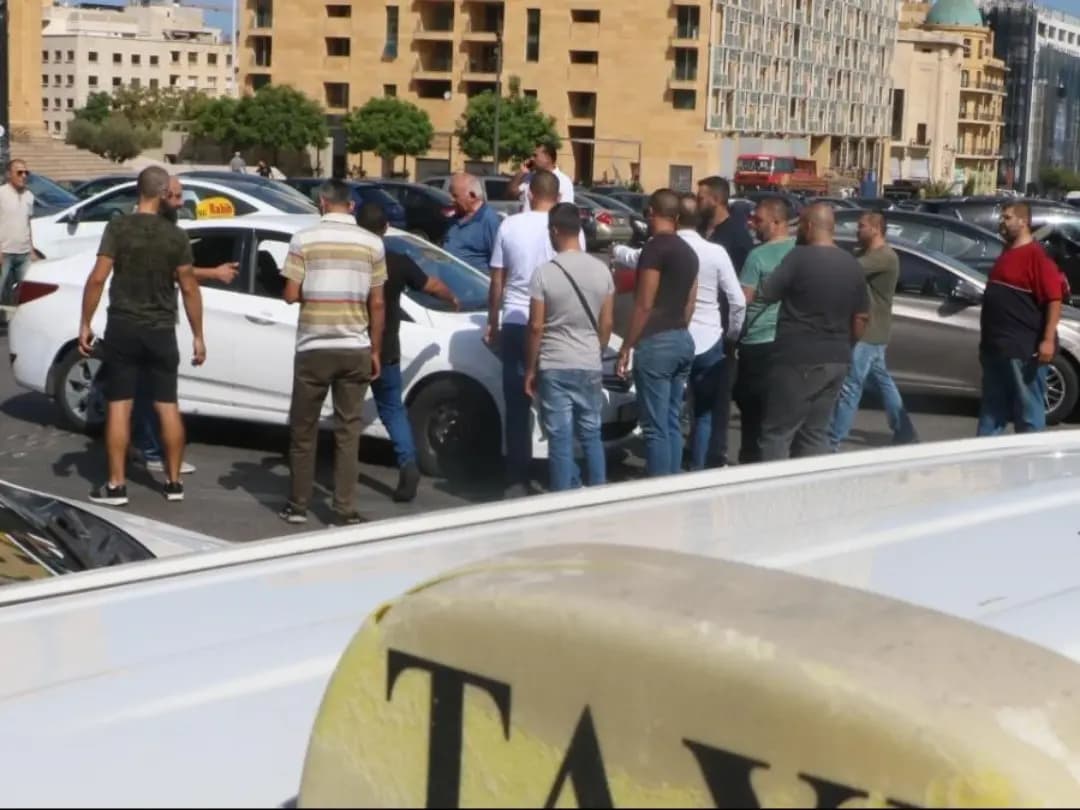 بالصورة: اعتصام للسائقين العموميين وقطع طريق وسط بيروت