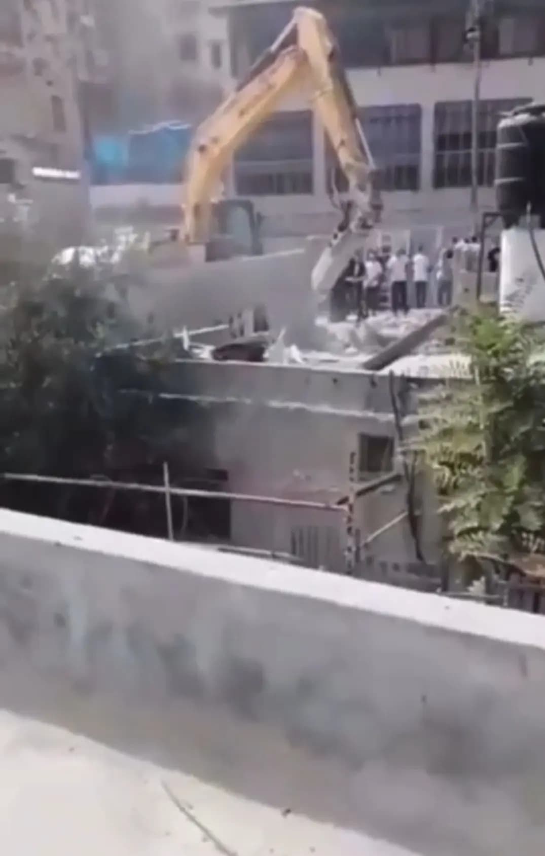 بالصورة- العدو يجبر عائلة مقدسية على هدم منزلها قسرًا في حي واد الجوز بالقدس تحت تهديد الغرامات الباهظة ‏‎‏