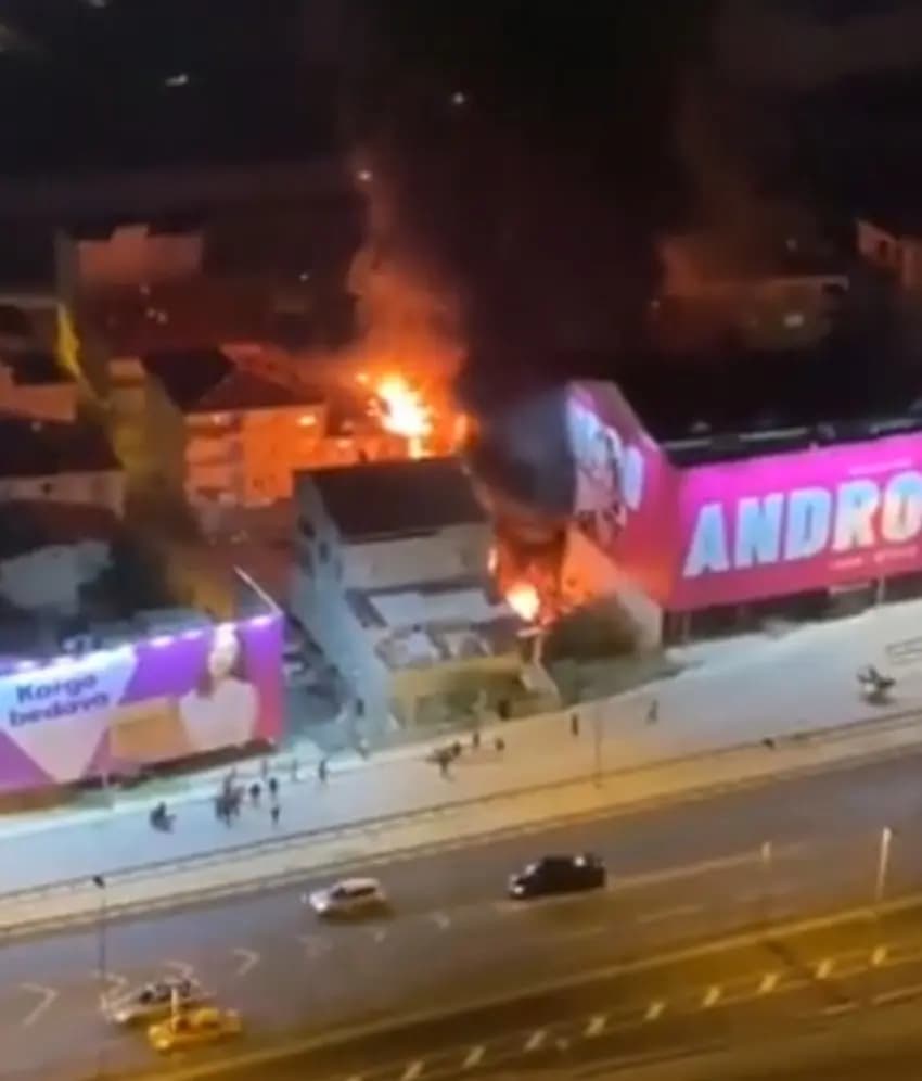بالصورة- انفجارٌ يهزُّ اسطنبول ويودي بحياة ثلاثة أشخاص وفرق الإسعاف تهرع إلى المكان