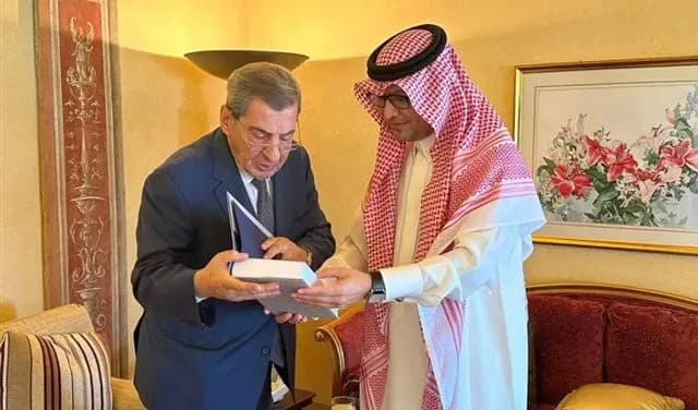 الفرزلي يلتقي بخاري.. و"السعودية" نسمة خير!
