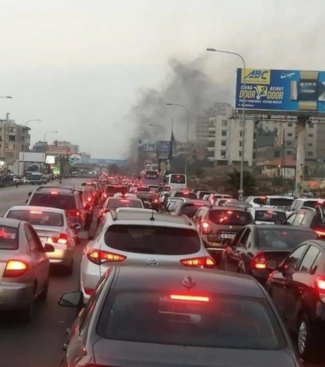بالصورة- قطع طريق أوتوستراد خلدة بالاتجاهين من قبل محتجين وزحمة سير خانقة