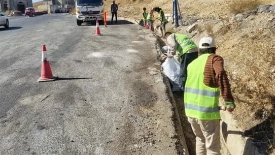 تنظيفُ مجاري مياه الأمطارِ على طريق ضهر البيدر