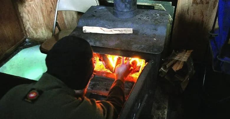 اللّبنانيّيون يبيعون أثاثَ منازلهم للتّدفئة.. عائلاتّ نزحت إلى بيروت وأخرى تحت "اللِّحاف"..