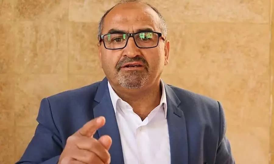 الحشيمي: حكومةُ تصريف الأعمال شرعيةٌ وتستطيعُ تسلمَ صلاحياتِ الرئيس