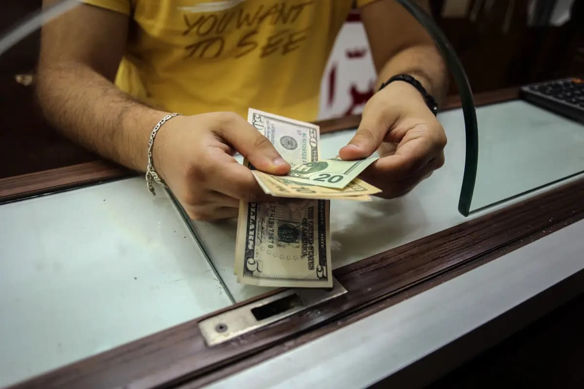 مؤسّسات تحويل أموال تُوقف خدمة "الصرافة"، وتردّدات بيان "المركزي" محدودة